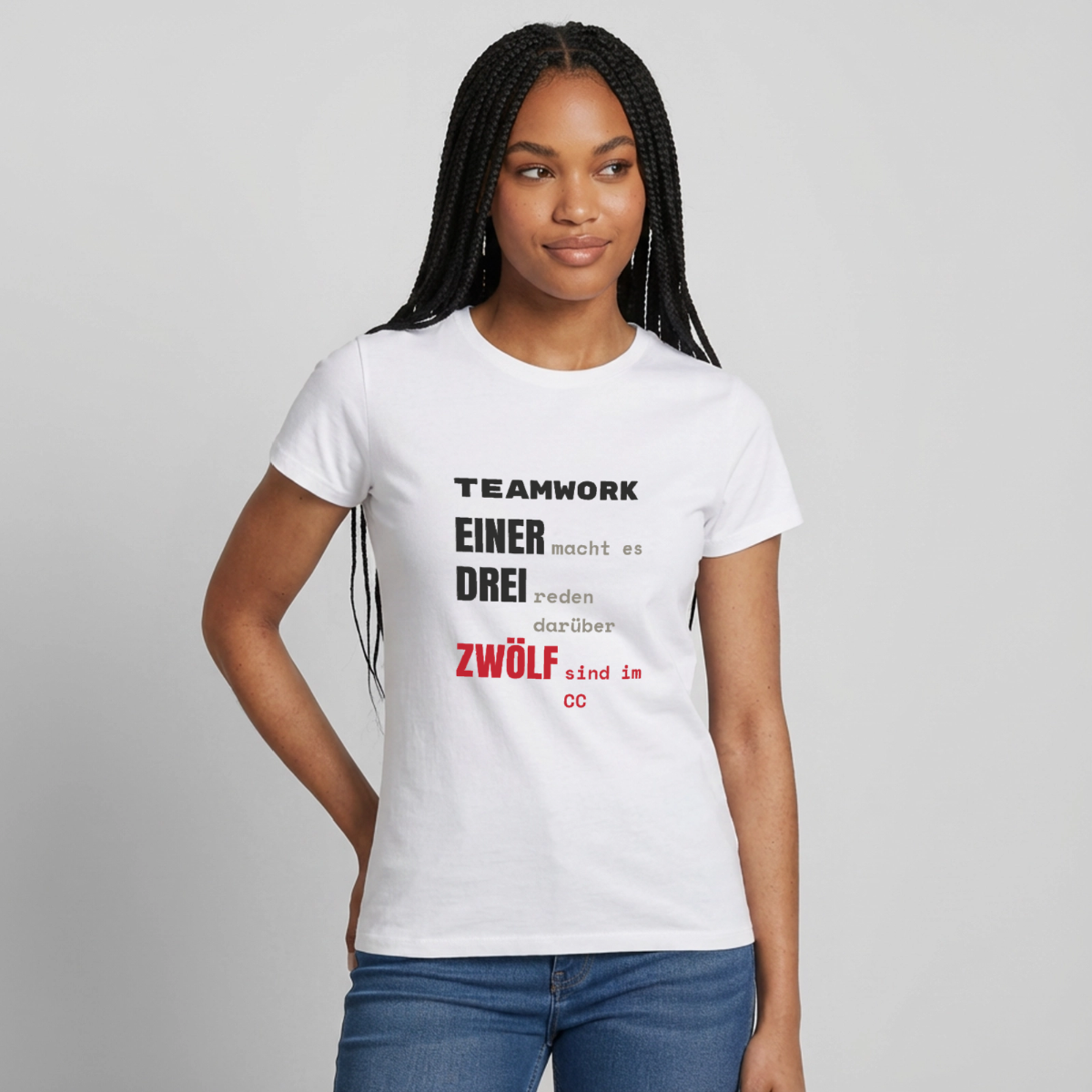 "Teamwork: einer macht es, drei reden darüber, zwölf sind im CC" Motiv-T-Shirt für Frauen, Farbe Weiß