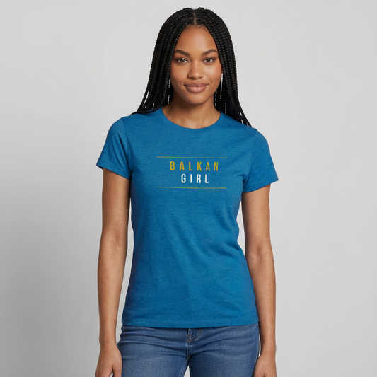 Balkan Girl. Serif-Motiv Motiv-T-Shirt für Frauen, Farbe Antikblaues Saphir meliert, Model