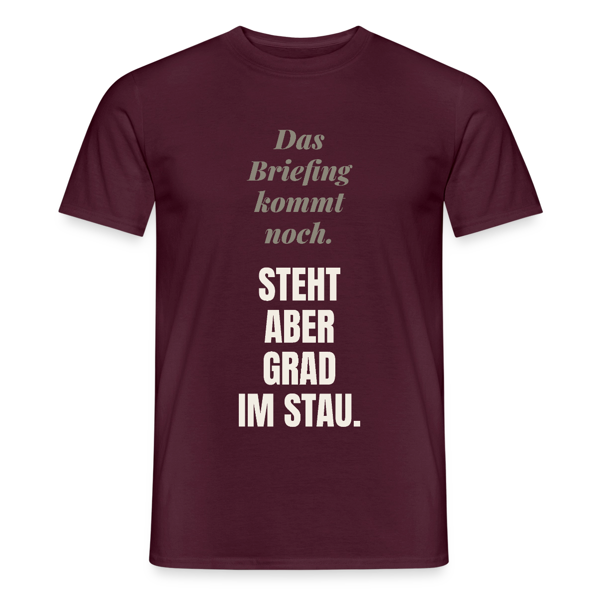 Das Briefing kommt noch. Steht aber grad im Stau. Motiv-T-Shirt für Männer, Farbe Ziegelrot