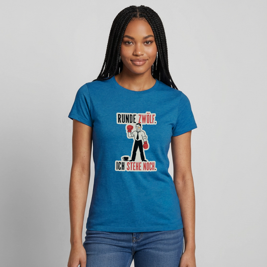 Runde zwölf. Ich stehe noch. Motiv-T-Shirt für Frauen, Farbe Antikblaues Saphir meliert, Model