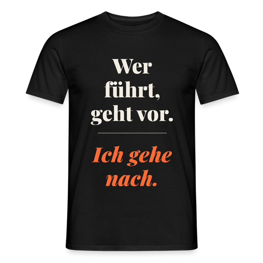 Wer führt, geht vor. Ich gehe nach. Motiv-T-Shirt für Männer, Farbe Schwarz