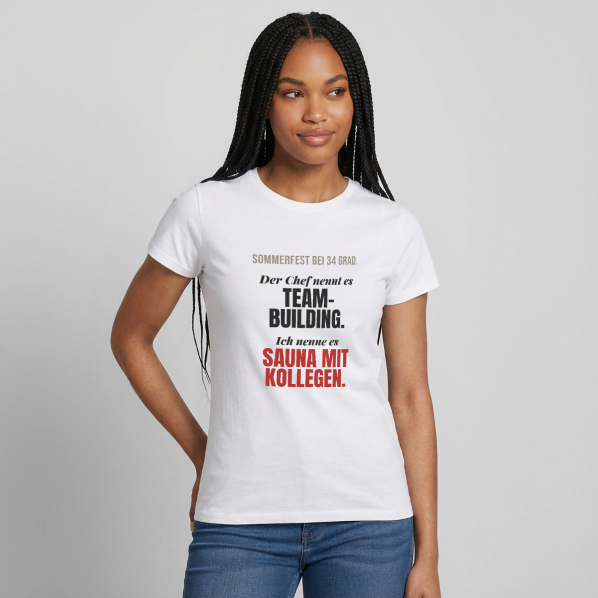 "Der Chef nennt es Teambuilding. Ich nenne es Sauna mit Kollegen." Motiv-T-Shirt für Frauen, Farbe Weiß