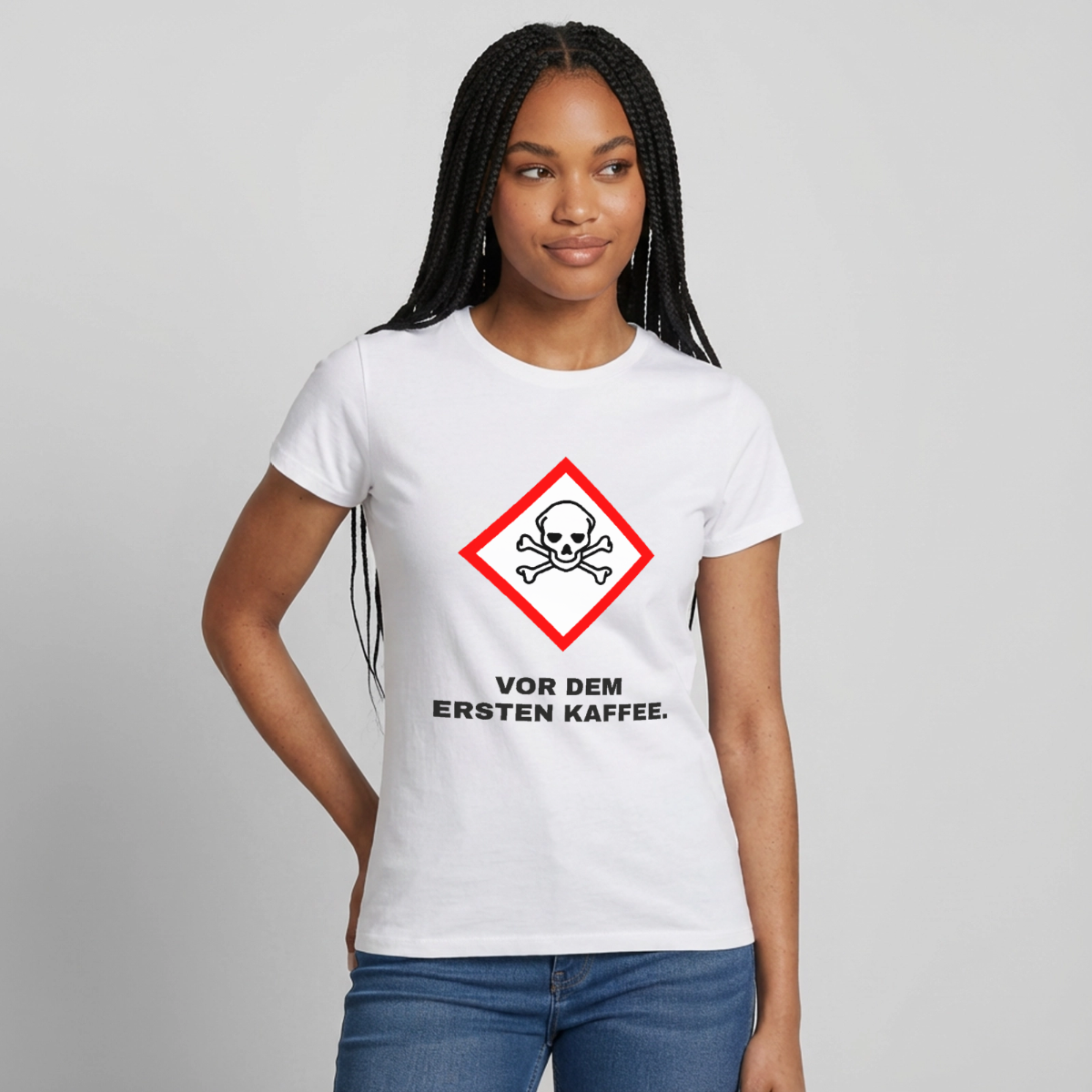 "Vor dem ersten Kaffee. Gefahrzeichen" Motiv-T-Shirt für Frauen, Farbe Weiß