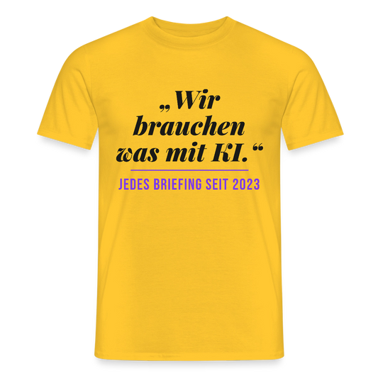 Wir brauchen was mit KI. Jedes Briefing seit 2023. Motiv-T-Shirt für Männer, Farbe Gelb
