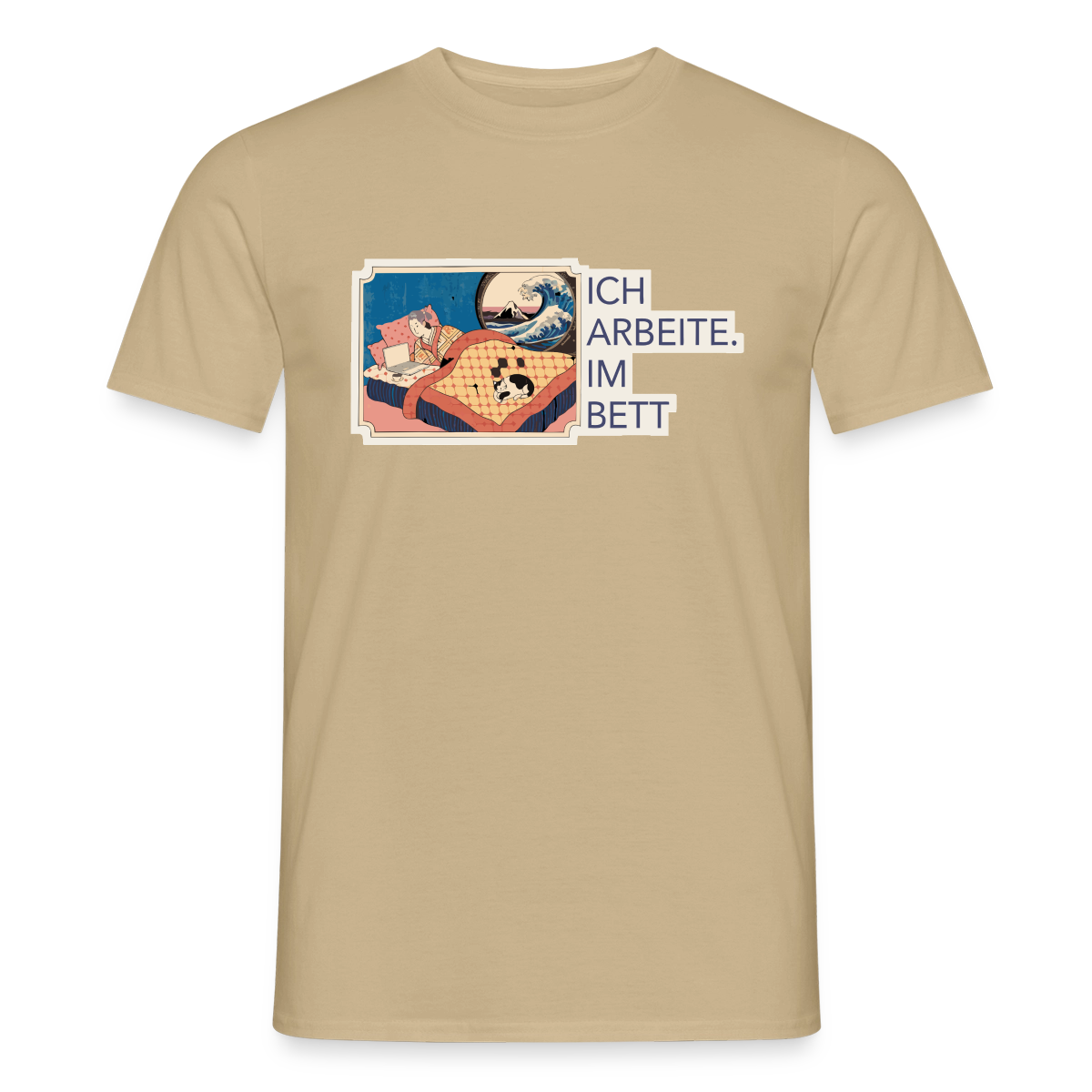 Ich arbeite. Im Bett. Motiv-T-Shirt für Männer, Farbe Sandbeige
