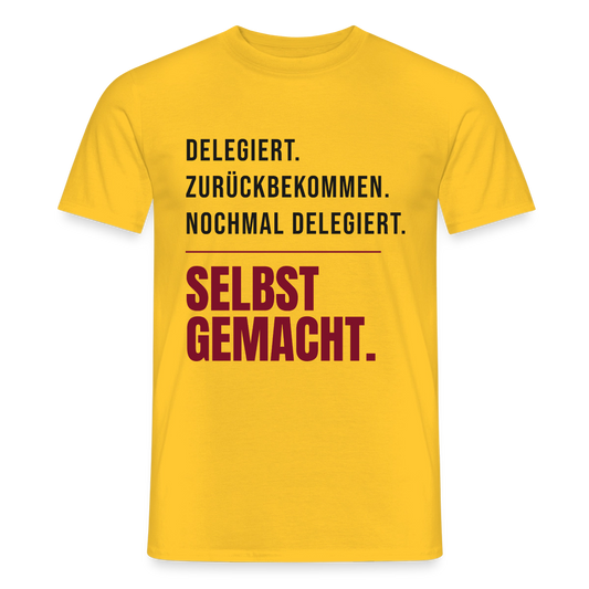 Delegiert. Zurückbekommen. Nochmal delegiert. Selbst gemacht. Motiv-T-Shirt für Männer, Farbe Gelb