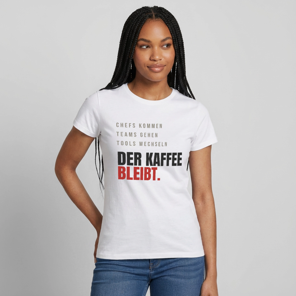 "Chefs kommen, Teams gehen, Tools wechseln. Der Kaffee bleibt." Motiv-T-Shirt für Frauen, Farbe Weiß