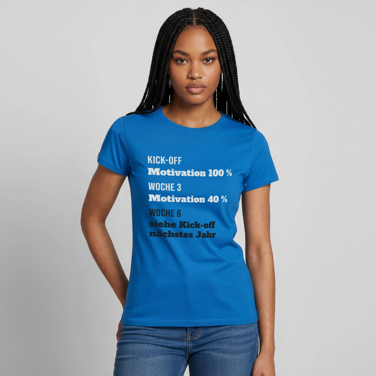 "Kick-off: Motivation 100 %. Woche 3: 40 %. Woche 6: siehe Kick-off nächstes Jahr" Motiv-T-Shirt für Frauen, Farbe Royalblau