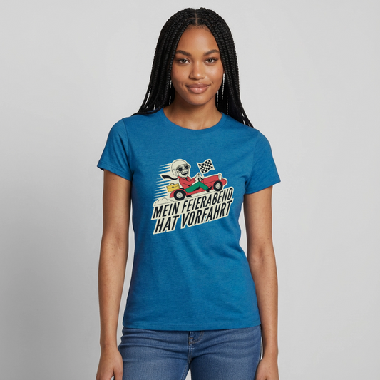 Mein Feierabend hat Vorfahrt. Motiv-T-Shirt für Frauen, Farbe Antikblaues Saphir meliert, Model