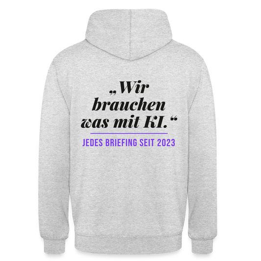 Wir brauchen was mit KI. Jedes Briefing seit 2023. Motiv-Hoodie unisex, Farbe Hellgrau meliert
