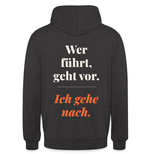 Wer führt, geht vor. Ich gehe nach. Motiv-Hoodie unisex, Farbe Anthrazit