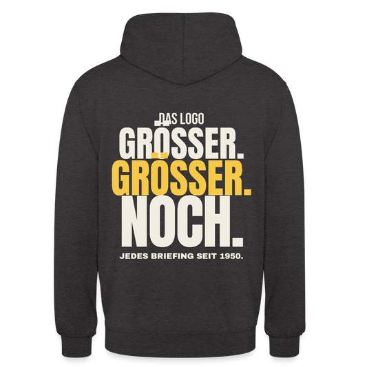 Das Logo größer. Größer. Noch. Jedes Briefing seit 1950. Motiv-Hoodie unisex, Farbe Anthrazit