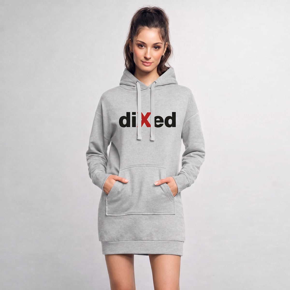 Frau im grauen Hoodie-Kleid mit diXed-Logo auf der Brust