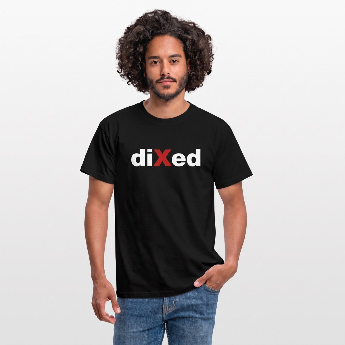 Mann im schwarzen T-Shirt mit diXed-Logo auf der Brust