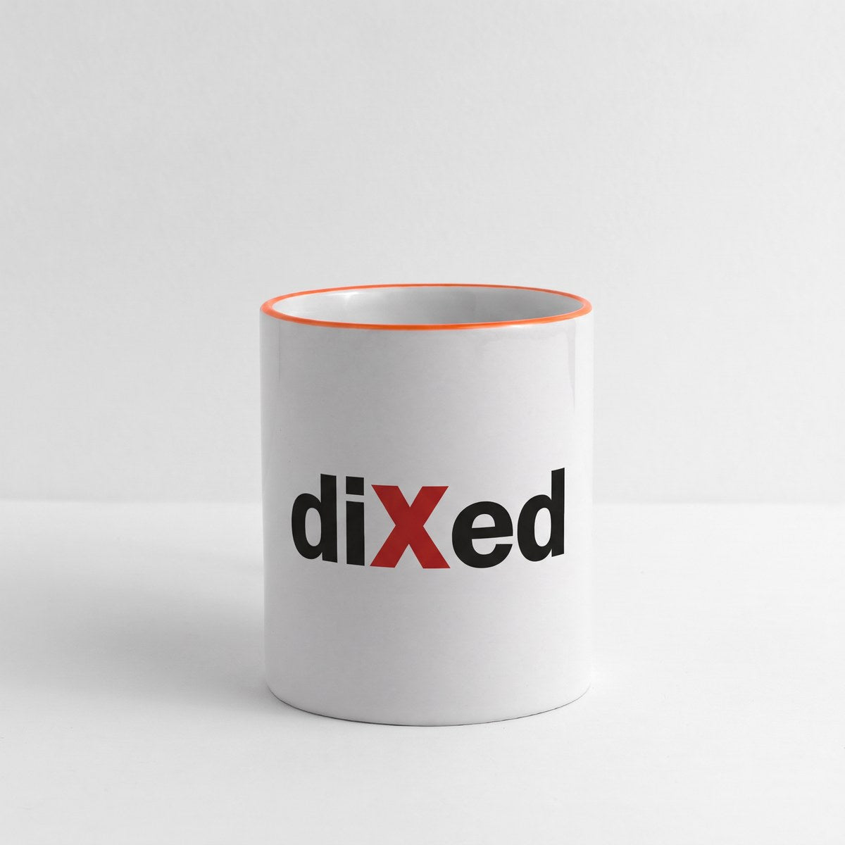 Weiße Tasse mit orangem Rand und diXed-Logo