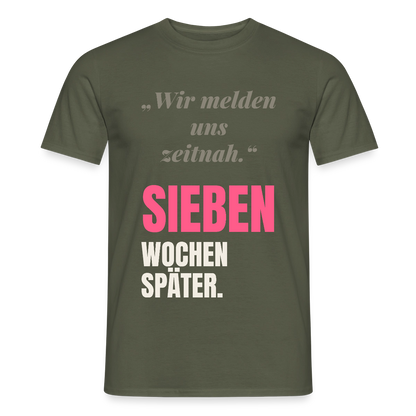 Wir melden uns zeitnah. Sieben Wochen später. Motiv-T-Shirt für Männer, Farbe Militärgrün
