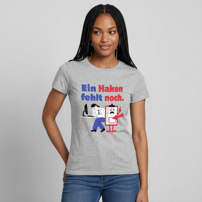 "Ein Haken fehlt noch. Klemmbrett-Motiv" Motiv-T-Shirt für Frauen, Farbe Grau meliert