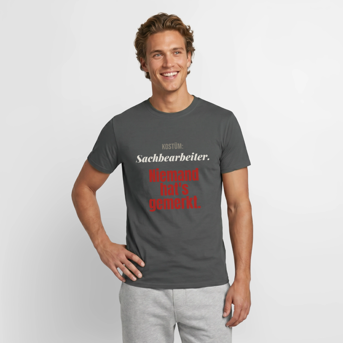 "Kostüm: Sachbearbeiter. Niemand hat's gemerkt." Motiv-T-Shirt für Männer, Farbe Anthrazit