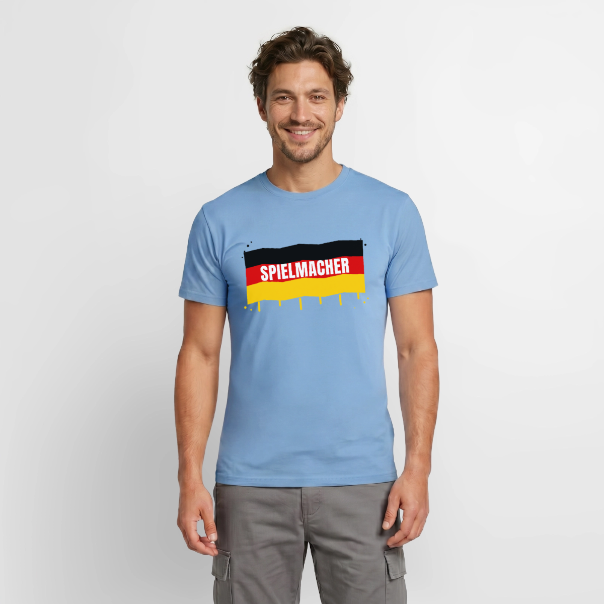 Spielmacher. Fahnen-Motiv Motiv-T-Shirt für Männer, Farbe Carolina Blue, Model