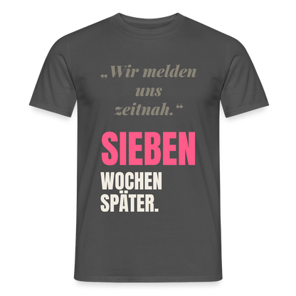 Wir melden uns zeitnah. Sieben Wochen später. Motiv-T-Shirt für Männer, Farbe Anthrazit