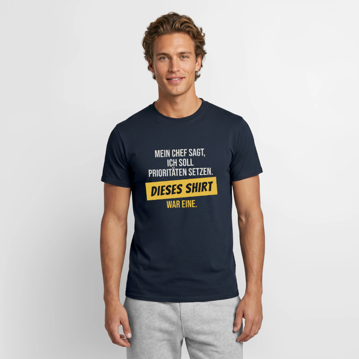 Ich soll Prioritäten setzen. Dieses Shirt war eine. Motiv-T-Shirt für Männer, Farbe Navy, Model
