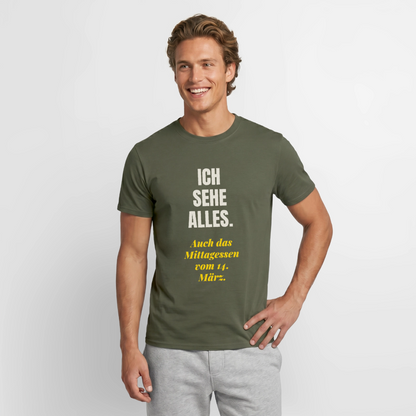 "Ich sehe alles. Auch das Mittagessen vom 14. März." Motiv-T-Shirt für Männer, Farbe Militärgrün