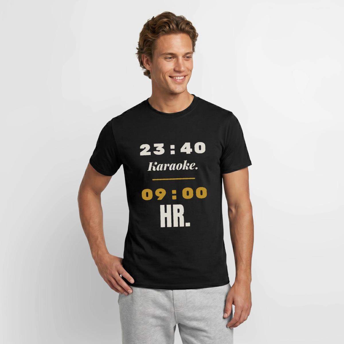 "23:40 Karaoke. 09:00 HR." Motiv-T-Shirt für Männer, Farbe Schwarz