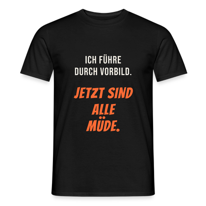Ich führe durch Vorbild. Jetzt sind alle müde. Motiv-T-Shirt für Männer, Farbe Schwarz