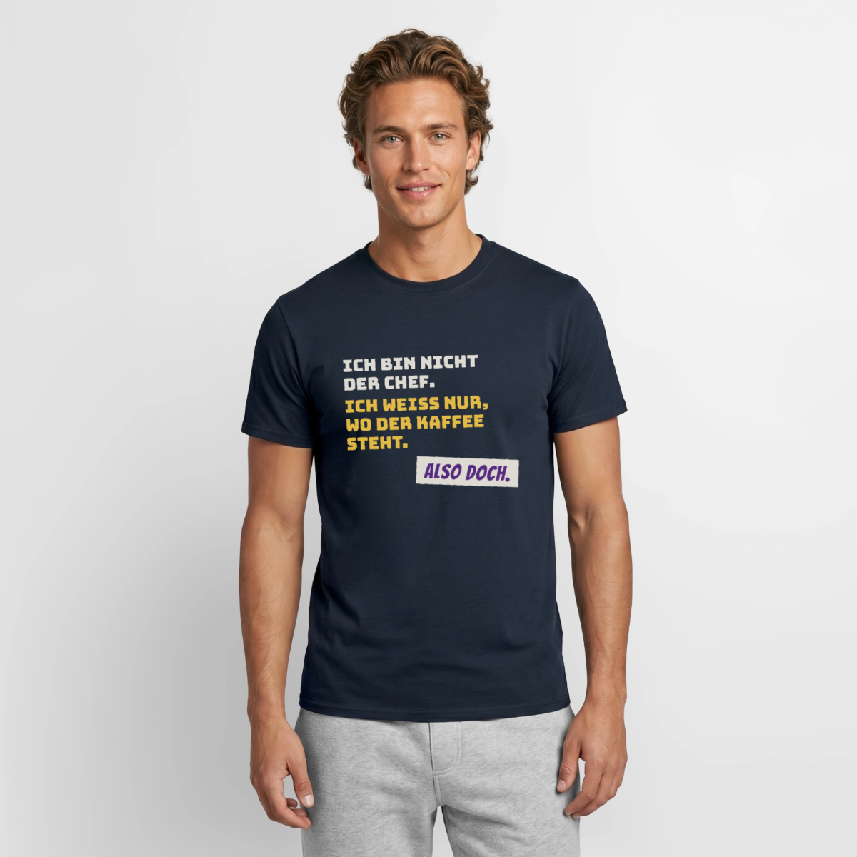 Ich bin nicht der Chef. Ich weiß nur, wo der Kaffee steht. Motiv-T-Shirt für Männer, Farbe Navy, Model