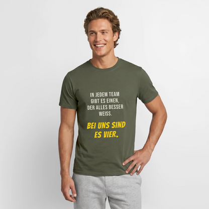 "In jedem Team gibt es einen, der alles besser weiß. Bei uns sind es vier." Motiv-T-Shirt für Männer, Farbe Militärgrün