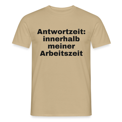 "Antwortzeit: innerhalb meiner Arbeitszeit" Motiv-T-Shirt für Männer, Farbe Sandbeige