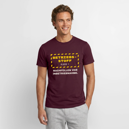 "Betriebsstoff Klasse 1. Nachfüllen vor Inbetriebnahme." Motiv-T-Shirt für Männer, Farbe Ziegelrot
