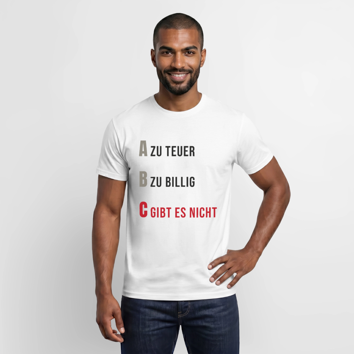 "A zu teuer. B zu billig. C gibt es nicht." Motiv-T-Shirt für Männer, Farbe Weiß
