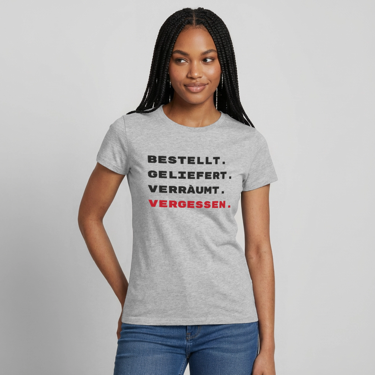 Bestellt. Geliefert. Verräumt. Vergessen. Motiv-T-Shirt für Frauen, Farbe Grau meliert, Model