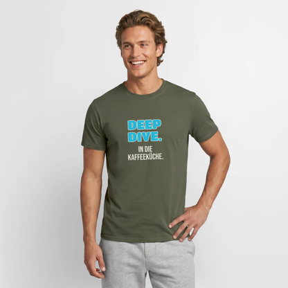 "Deep Dive. In die Kaffeeküche." Motiv-T-Shirt für Männer, Farbe Militärgrün