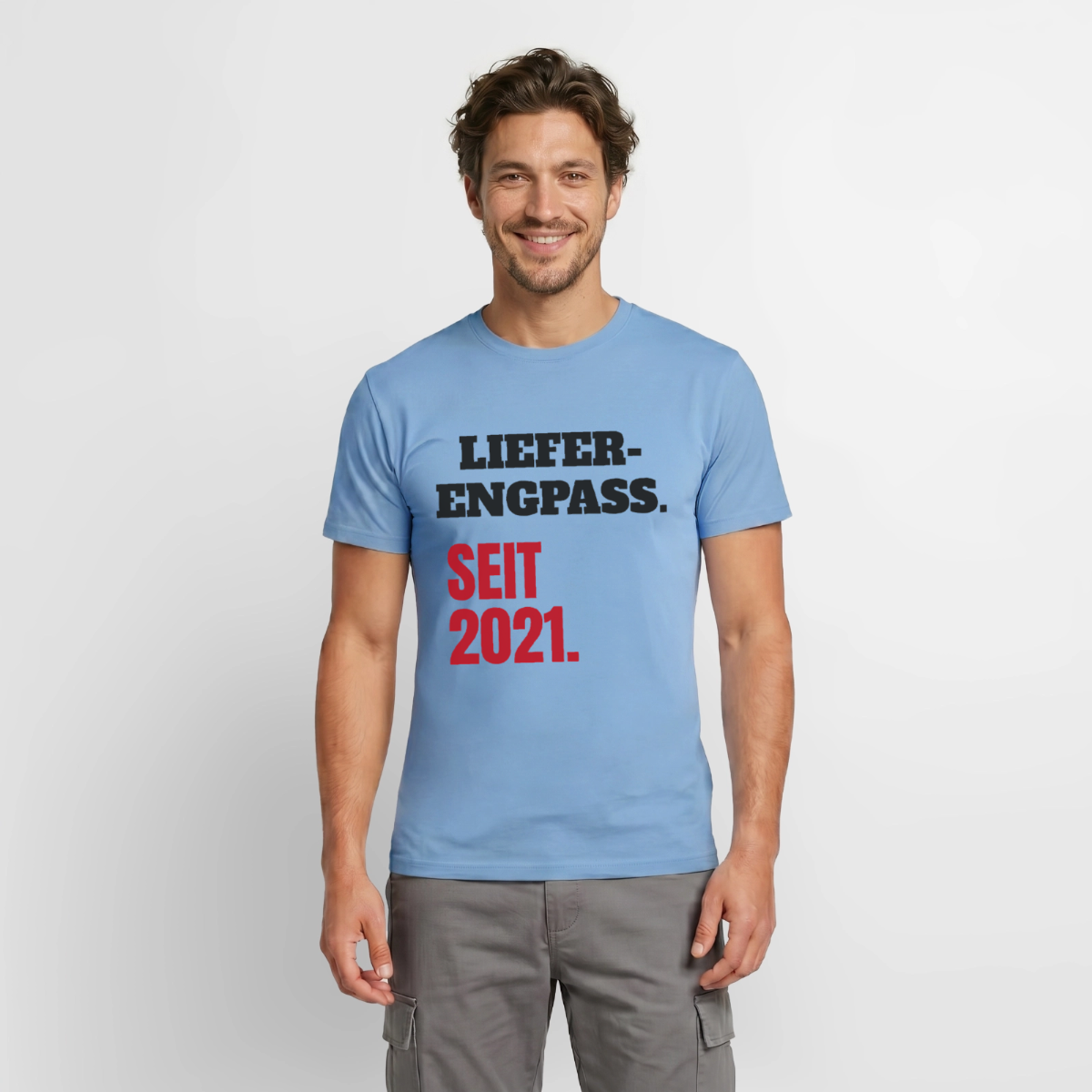 Lieferengpass. Seit 2021. Motiv-T-Shirt für Männer, Farbe Carolina Blue, Model