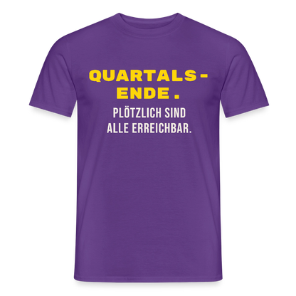 Quartalsende. Plötzlich sind alle erreichbar. Motiv-T-Shirt für Männer, Farbe Lila