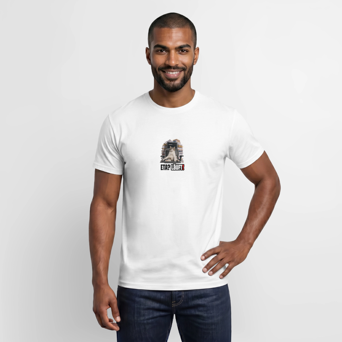 "ETA? Läuft! Bürokatzen-Motiv" Motiv-T-Shirt für Männer, Farbe Weiß