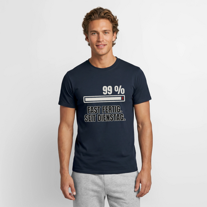 "99 % fast fertig. Seit Dienstag." Motiv-T-Shirt für Männer, Farbe Navy