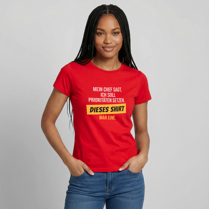 "Ich soll Prioritäten setzen. Dieses Shirt war eine." Motiv-T-Shirt für Frauen, Farbe Rot
