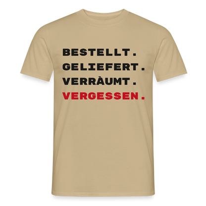 Bestellt. Geliefert. Verräumt. Vergessen. Motiv-T-Shirt für Männer, Farbe Sandbeige