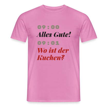 "09:00 Alles Gute! 09:01 Wo ist der Kuchen?" Motiv-T-Shirt für Männer, Farbe Pink