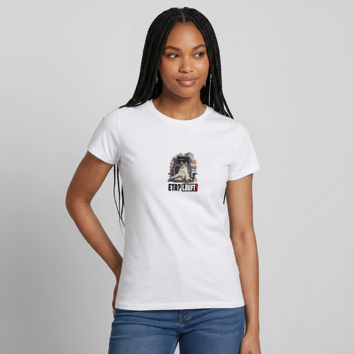 "ETA? Läuft! Bürokatzen-Motiv" Motiv-T-Shirt für Frauen, Farbe Weiß
