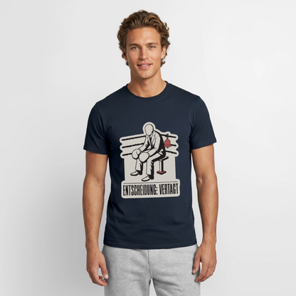 "Entscheidung: vertagt. Boxplakat-Motiv" Motiv-T-Shirt für Männer, Farbe Navy