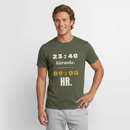 "23:40 Karaoke. 09:00 HR." Motiv-T-Shirt für Männer, Farbe Militärgrün