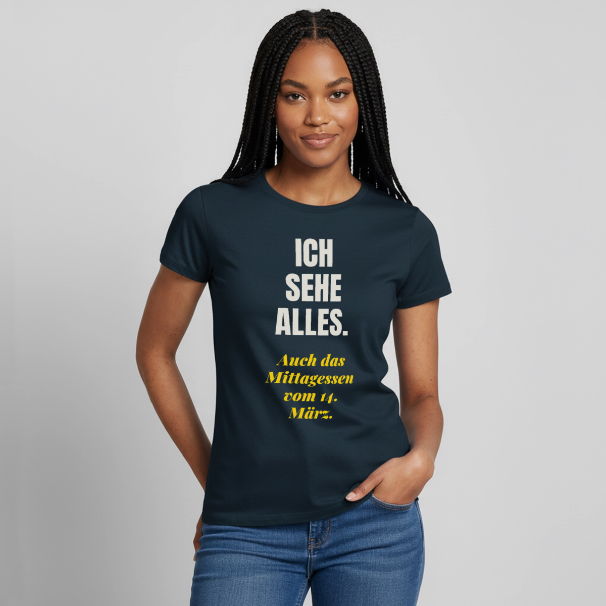 "Ich sehe alles. Auch das Mittagessen vom 14. März." Motiv-T-Shirt für Frauen, Farbe Navy