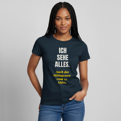 "Ich sehe alles. Auch das Mittagessen vom 14. März." Motiv-T-Shirt für Frauen, Farbe Navy