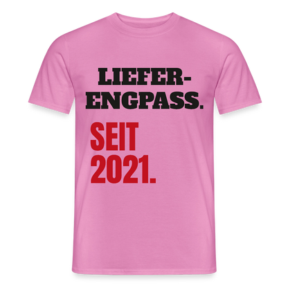 "Lieferengpass. Seit 2021." Motiv-T-Shirt für Männer, Farbe Pink