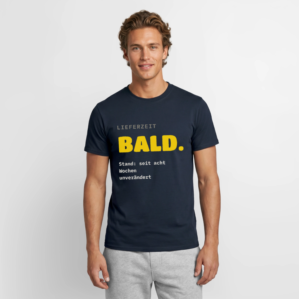 "Lieferzeit: bald. Stand: seit acht Wochen unverändert." Motiv-T-Shirt für Männer, Farbe Navy