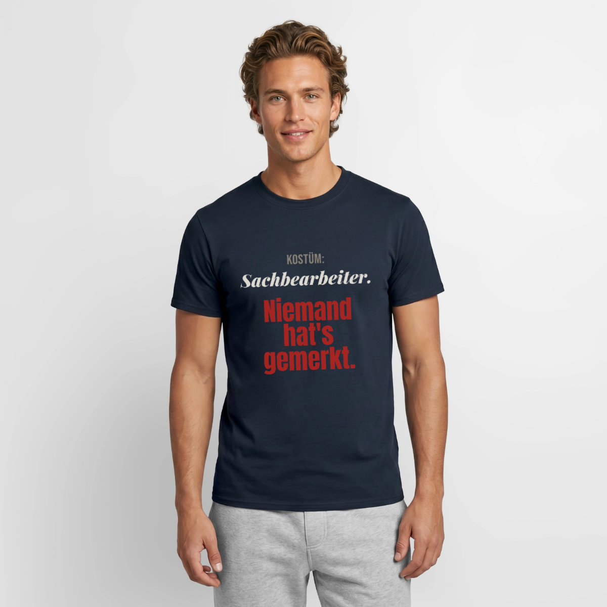 "Kostüm: Sachbearbeiter. Niemand hat's gemerkt." Motiv-T-Shirt für Männer, Farbe Navy